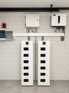 Dyness Tower 42,5 kWh thuisbatterij, dubbele opstelling in een garage