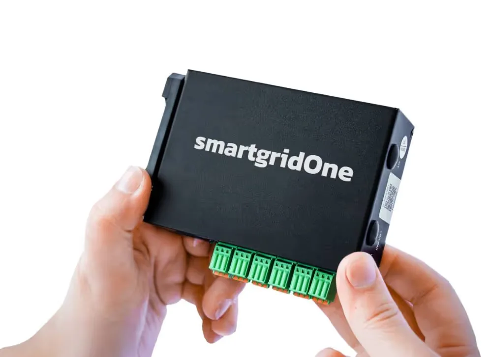 Eniris SmartgridOne controller in de hand
